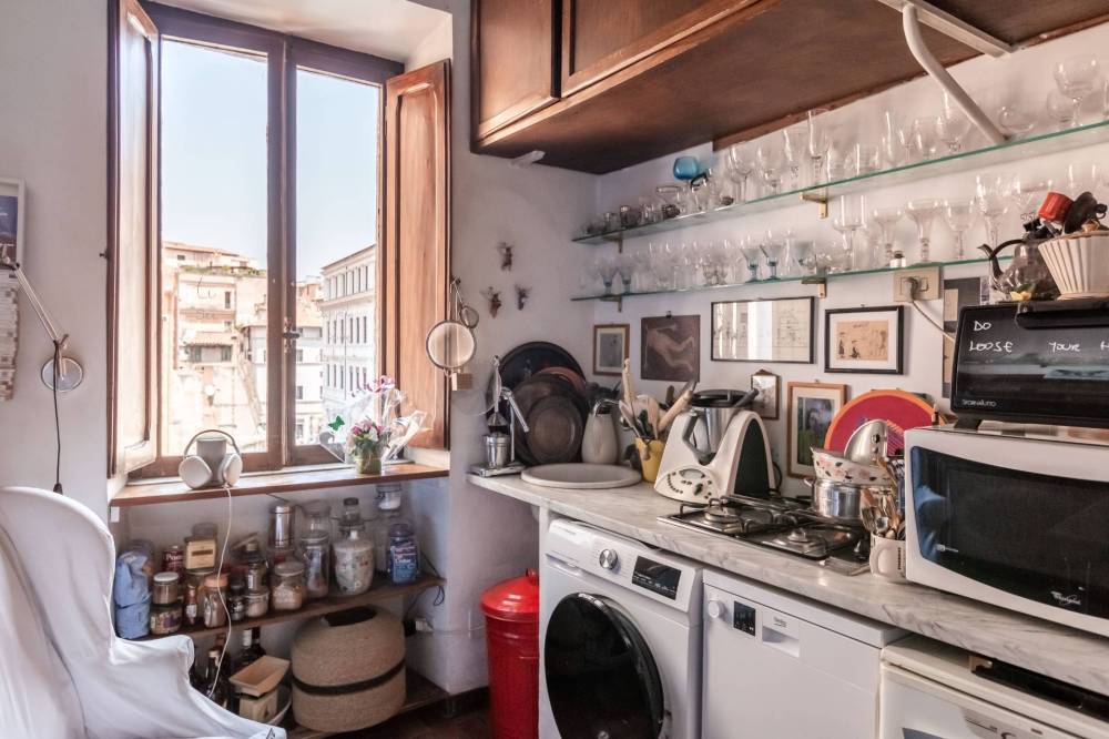 appartamento in vendita a Roma in zona Pigna - Sant'Angelo