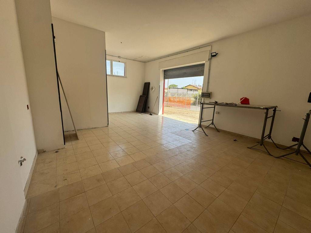 negozio in vendita a Roma in zona Massimina/Casal Lumbroso