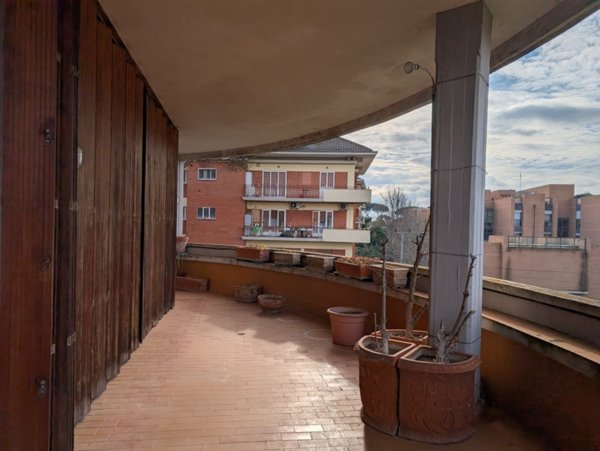 appartamento in vendita a Roma in zona Tomba di Nerone