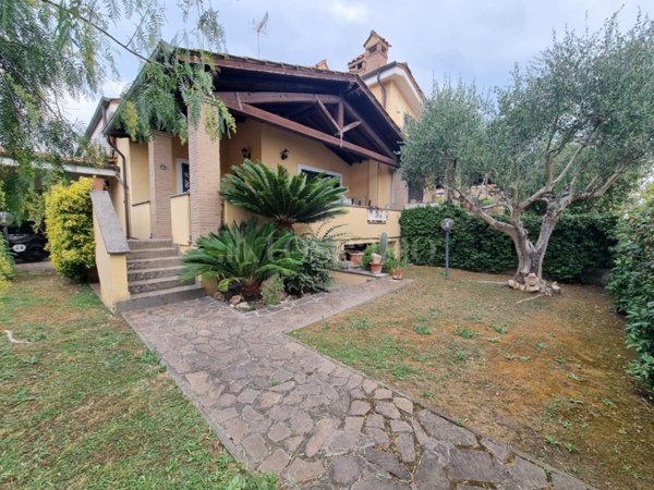 casa indipendente in vendita a Roma in zona Ostia Antica