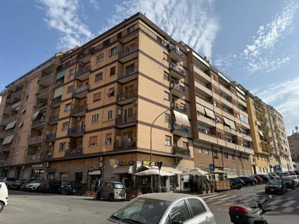 locale commerciale in vendita a Roma in zona Aurelio