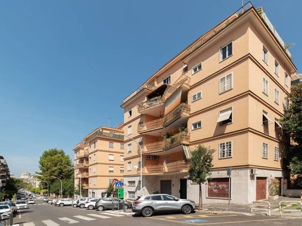 negozio in vendita a Roma in zona Ardeatino