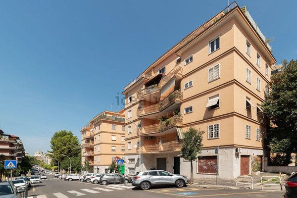 locale commerciale in vendita a Roma in zona Ardeatino