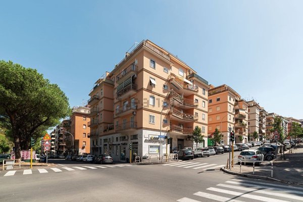 locale commerciale in vendita a Roma in zona Ardeatino