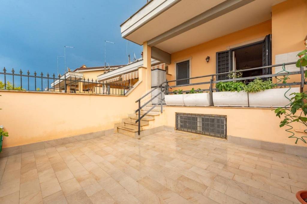 casa indipendente in vendita a Roma in zona Finocchio