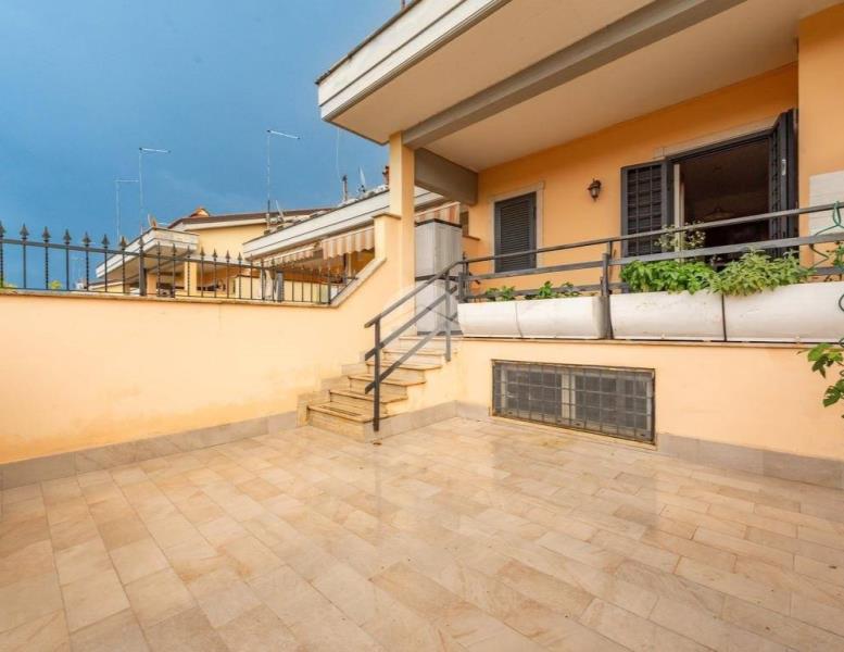 casa indipendente in vendita a Roma in zona Finocchio