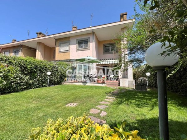 casa indipendente in vendita a Roma in zona Casal Palocco