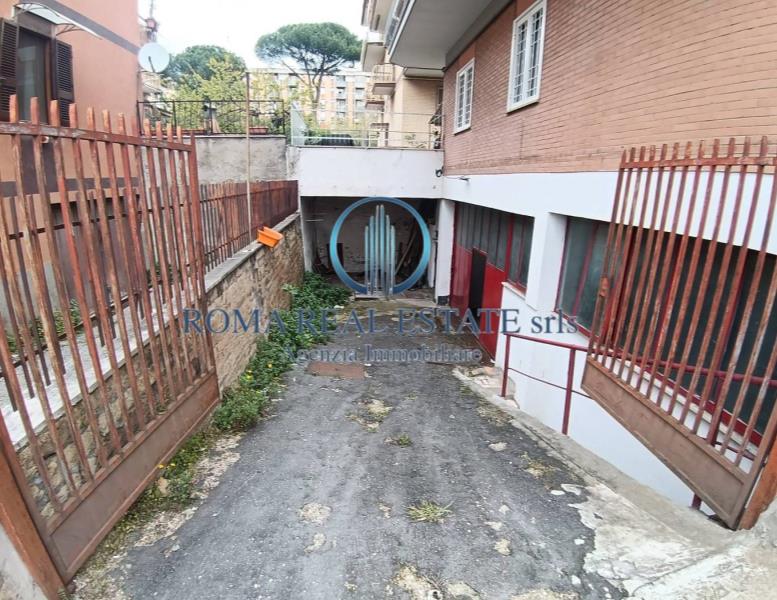 locale commerciale in vendita a Roma