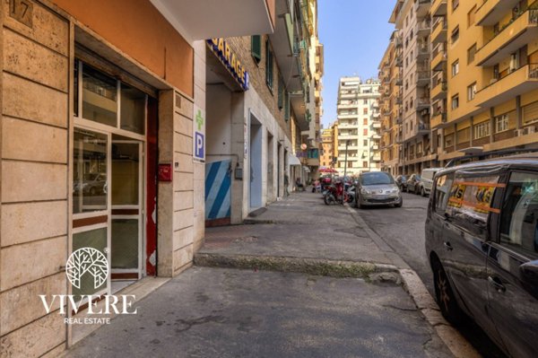 locale commerciale in vendita a Roma in zona Tuscolano