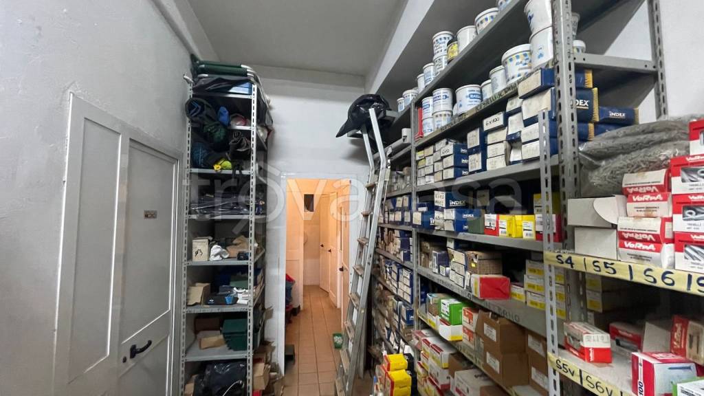 negozio in vendita a Roma in zona Ardeatino