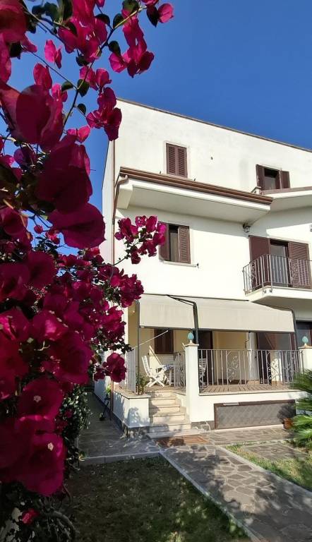 casa indipendente in vendita a Roma in zona Casal Palocco
