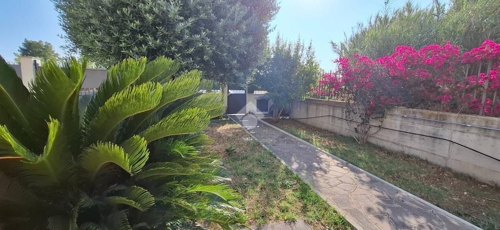 casa indipendente in vendita a Roma in zona Casal Palocco