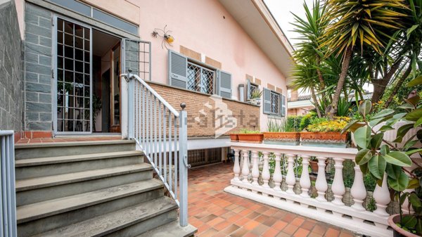 casa indipendente in vendita a Roma in zona Torre Gaia