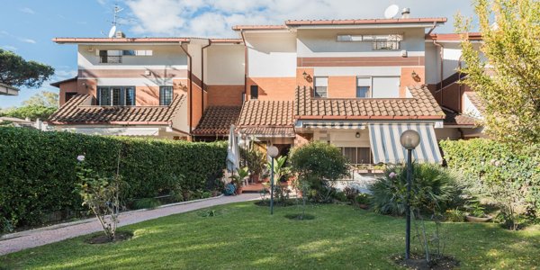 casa indipendente in vendita a Roma in zona Casal Palocco