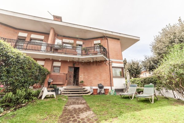 casa indipendente in vendita a Roma in zona Casal Palocco
