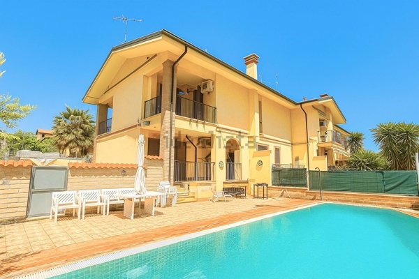 casa indipendente in vendita a Roma in zona Lunghezza