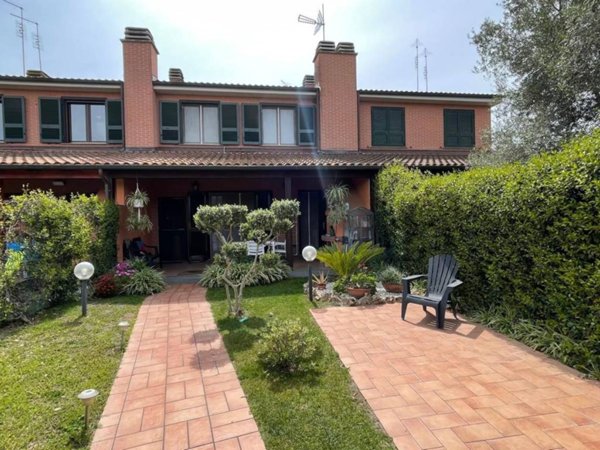 casa semindipendente in vendita a Roma in zona Infernetto