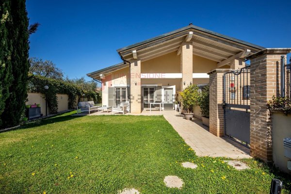 casa indipendente in vendita a Roma in zona Castelverde