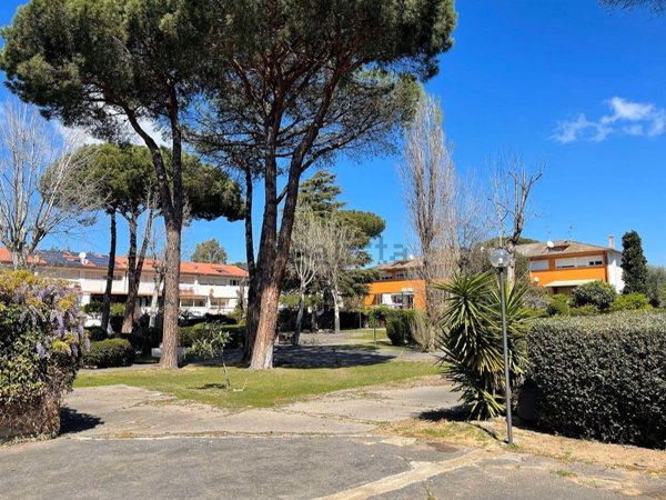 casa indipendente in vendita a Roma in zona Casal Palocco