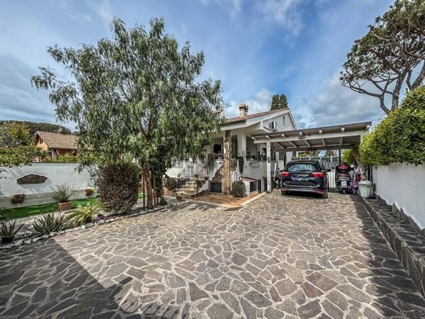 casa indipendente in vendita a Roma in zona Infernetto