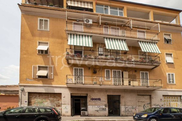 negozio in vendita a Roma in zona Tuscolano