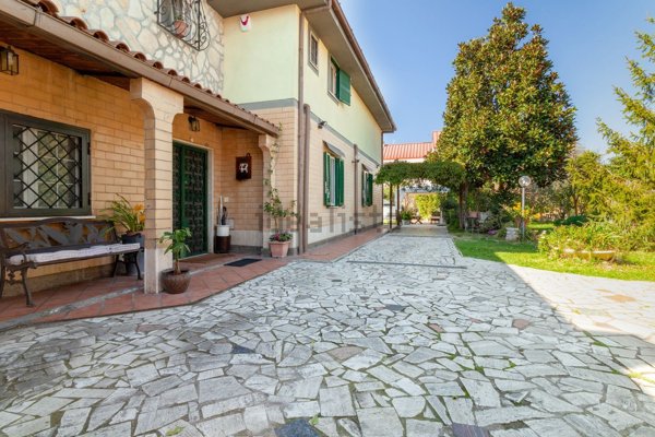 casa indipendente in vendita a Roma in zona Infernetto