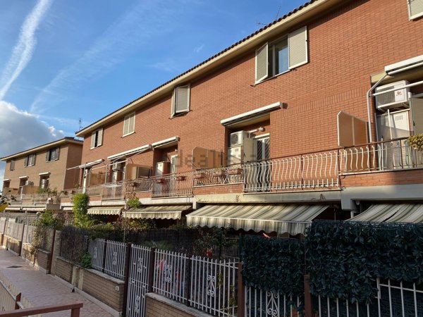 esavano in vendita a Roma in zona Magliana Vecchia
