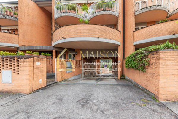 negozio in vendita a Roma in zona Ardeatino