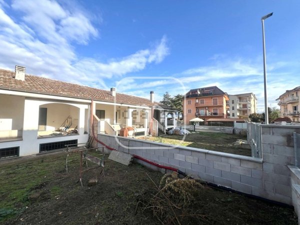 esavano in vendita a Roma in zona Castelverde