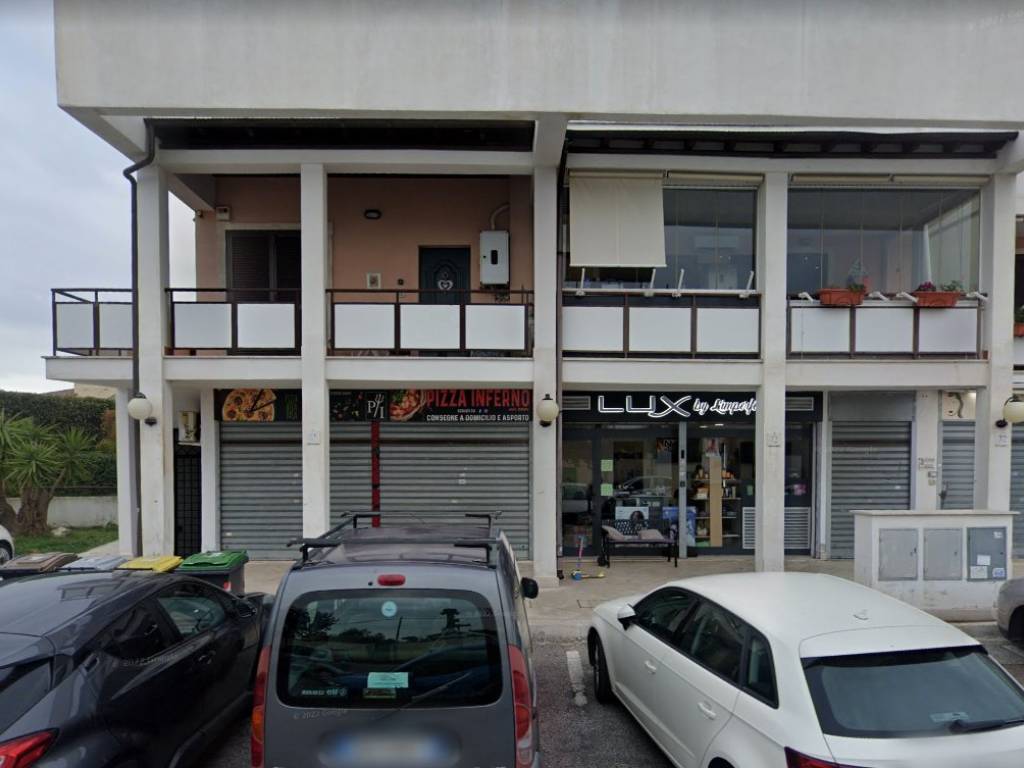 negozio in vendita a Roma in zona Infernetto