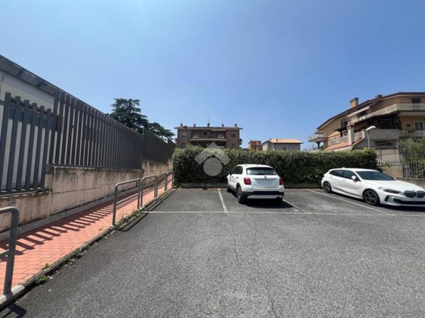 negozio in vendita a Roma in zona Finocchio