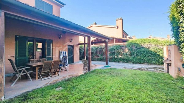 casa indipendente in vendita a Roma in zona Infernetto