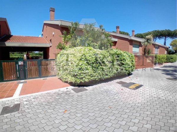 casa indipendente in vendita a Roma in zona Infernetto