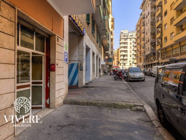 negozio in vendita a Roma in zona Tuscolano