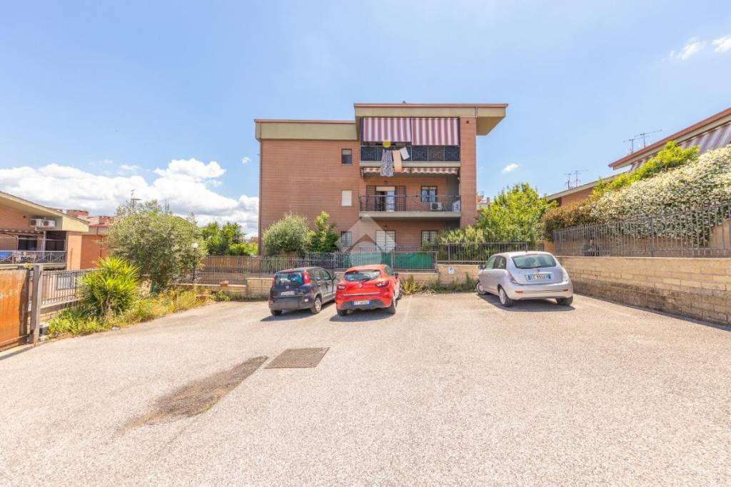 appartamento in vendita a Roma in zona Lunghezza