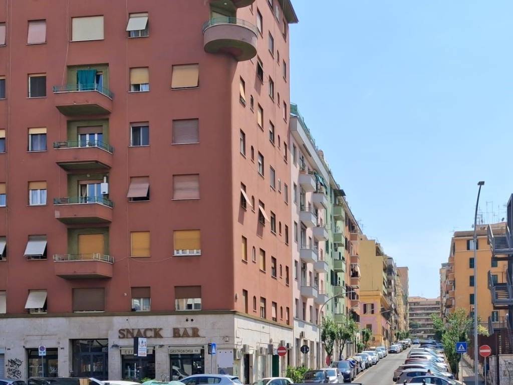 appartamento in vendita a Roma in zona Appio Latino