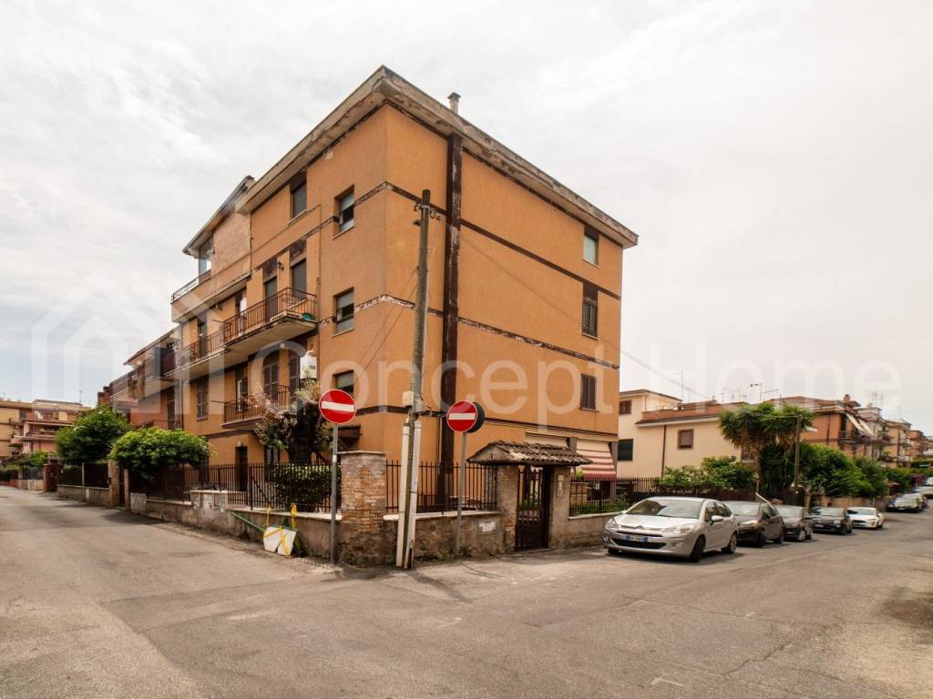 appartamento in vendita a Roma in zona Torre Angela