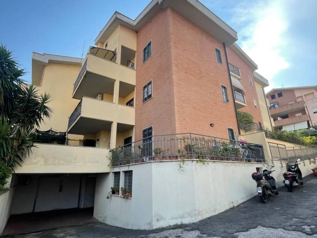 appartamento in vendita a Roma in zona Torrione Cerquetta