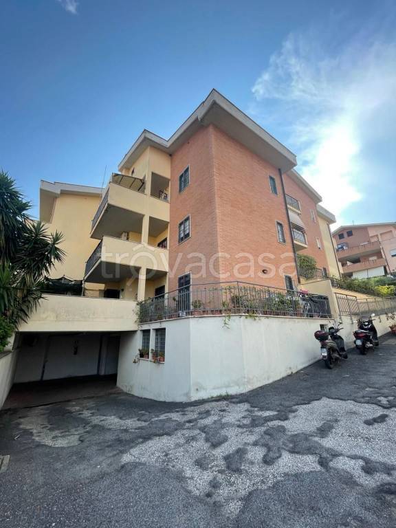 appartamento in vendita a Roma in zona Torrione Cerquetta