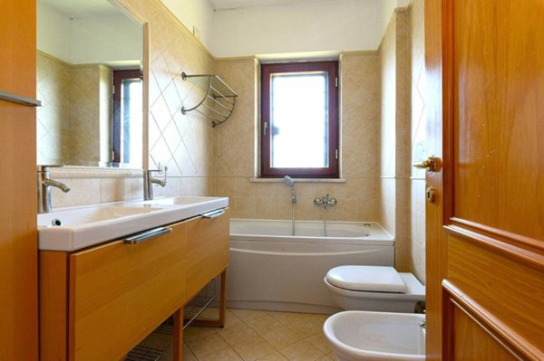 appartamento in vendita a Roma in zona Lunghezza
