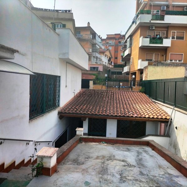 locale commerciale in vendita a Roma in zona Torrevecchia