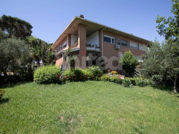 casa indipendente in vendita a Roma in zona Casal Palocco