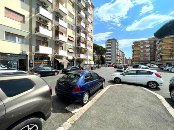 negozio in vendita a Roma in zona Monte Sacro/Talenti