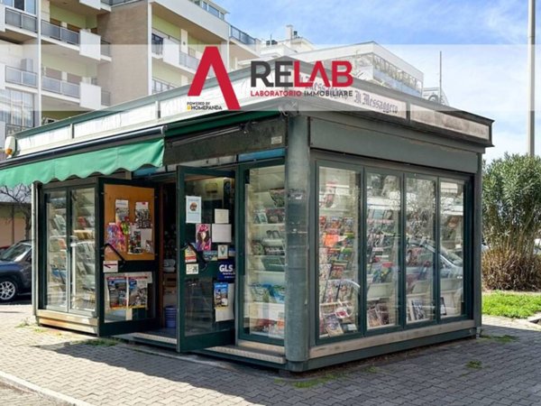 negozio in vendita a Roma in zona Castel Fusano