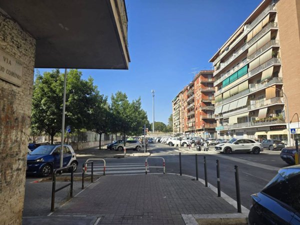 negozio in vendita a Roma in zona Don Bosco