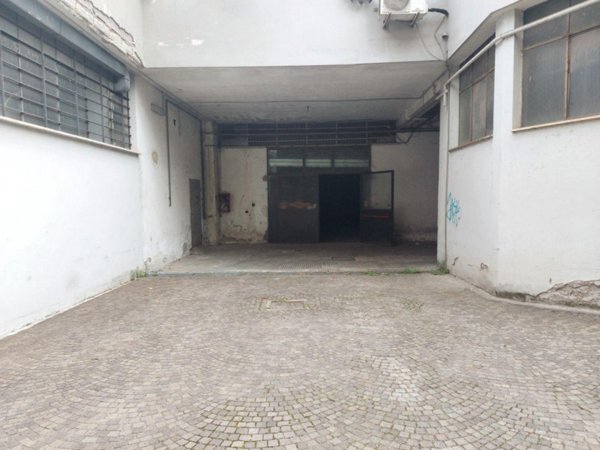 locale di sgombero in vendita a Roma in zona Appio Pignatelli