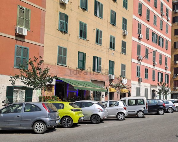 locale commerciale in vendita a Roma in zona Appio Latino