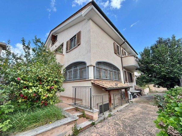 casa indipendente in vendita a Roma in zona Finocchio