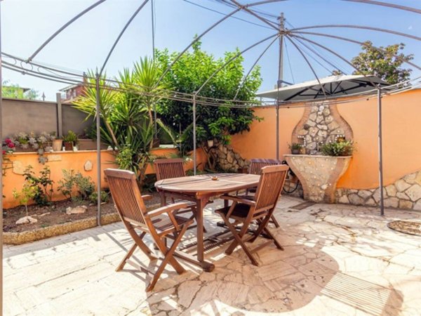 appartamento in vendita a Roma in zona Lago Regillo