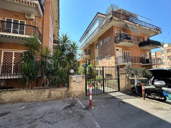 appartamento in vendita a Roma in zona Tomba di Nerone